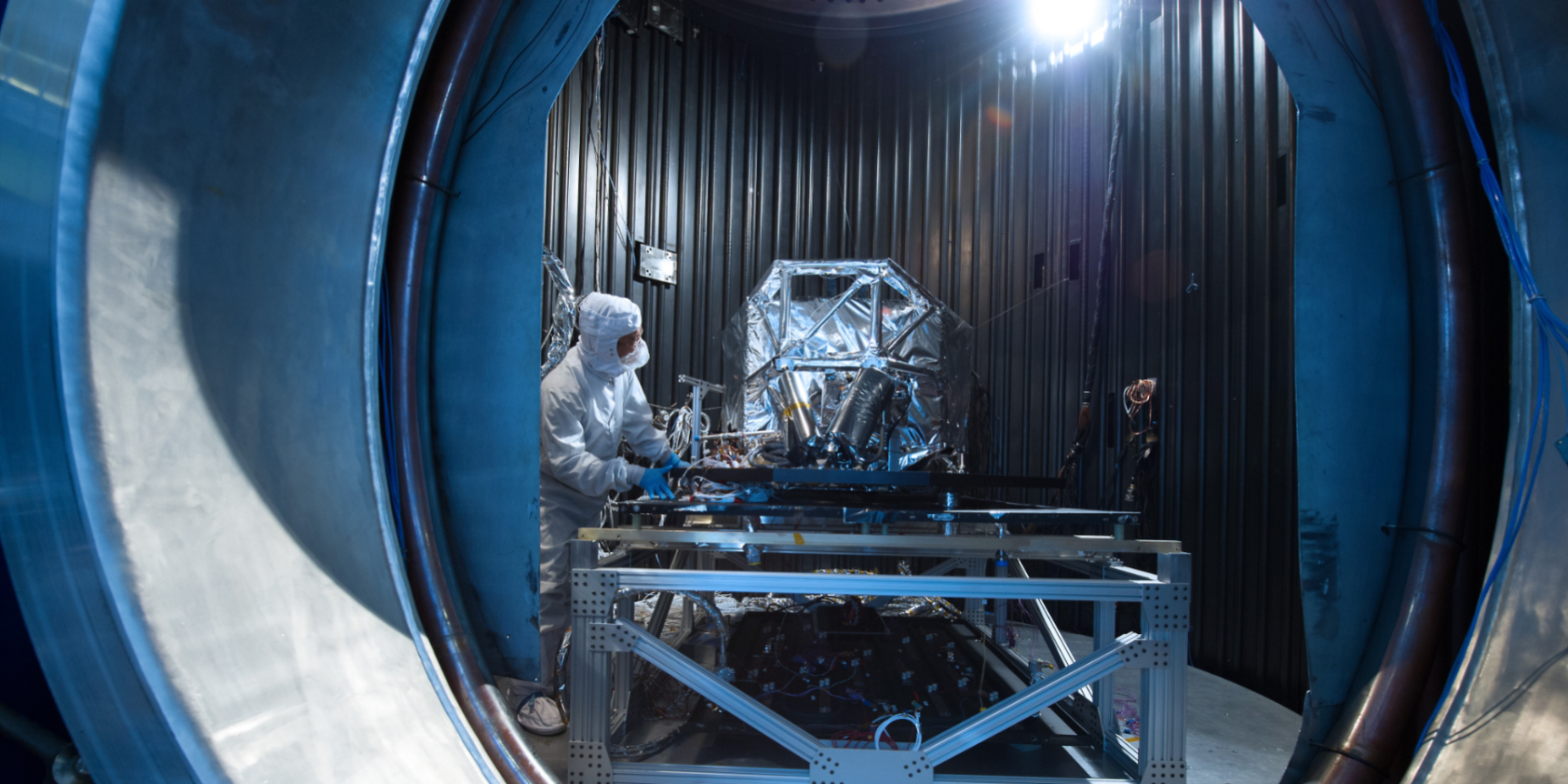 Vergrösserte Ansicht: NASA testet den MIRI-Wärmeschild des Webb-Teleskops (Bild: NASA/Chris Gunn)